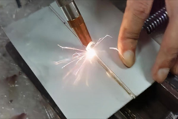 手持式激光焊接機與傳統(tǒng)焊接機比有什么優(yōu)勢？